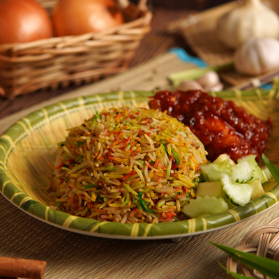 Nasi Minyak Hujan Panas Bersama Ayam Masak Merah